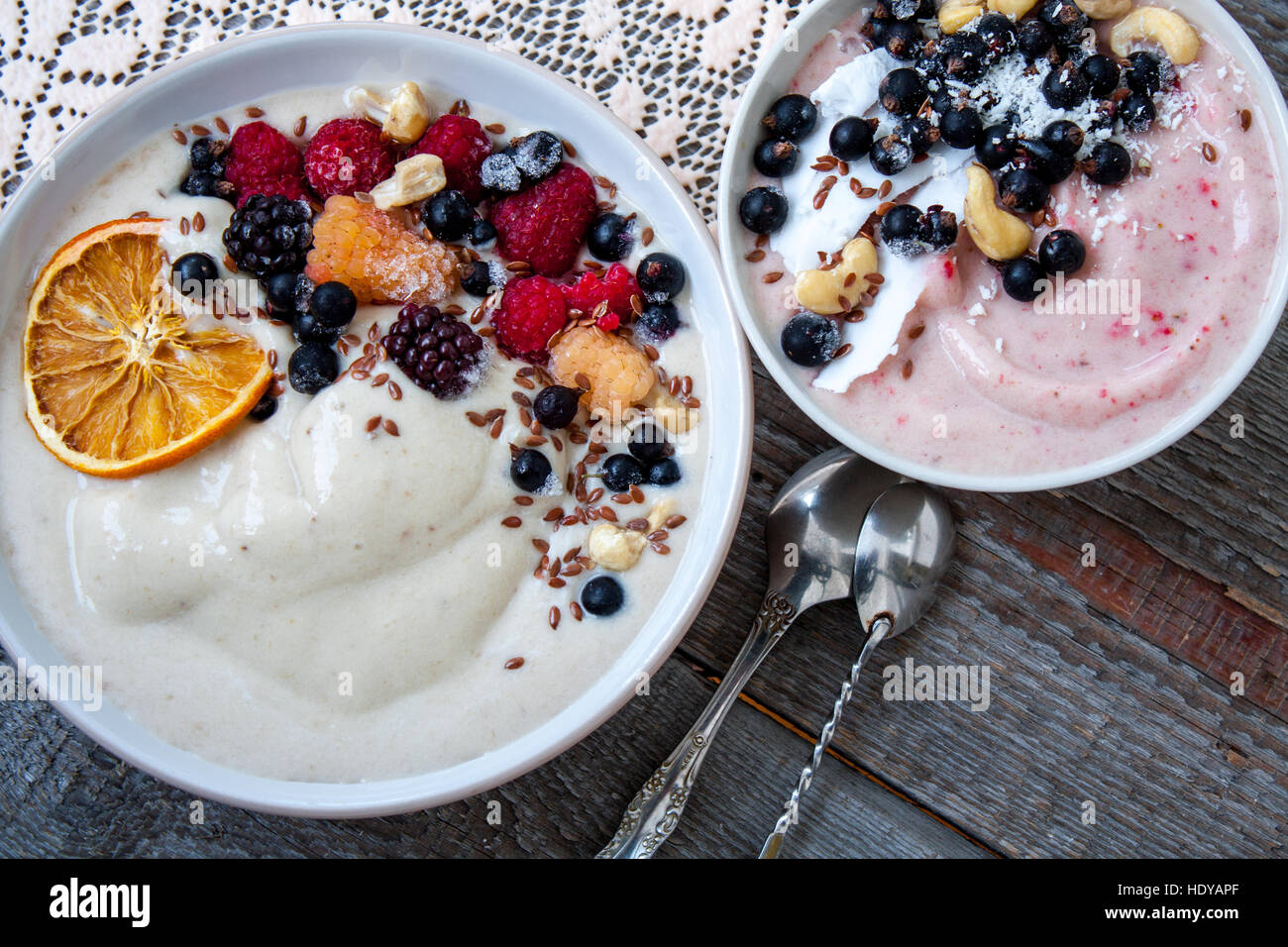 Smoothie-Schüssel, Bananen-Eis mit Beeren, Nüssen, Flachs. Perfekt für die Detox-Diät oder einfach nur eine gesunde Mahlzeit.  Liebe für eine gesunde Rohkost-Konzept. Stockfoto