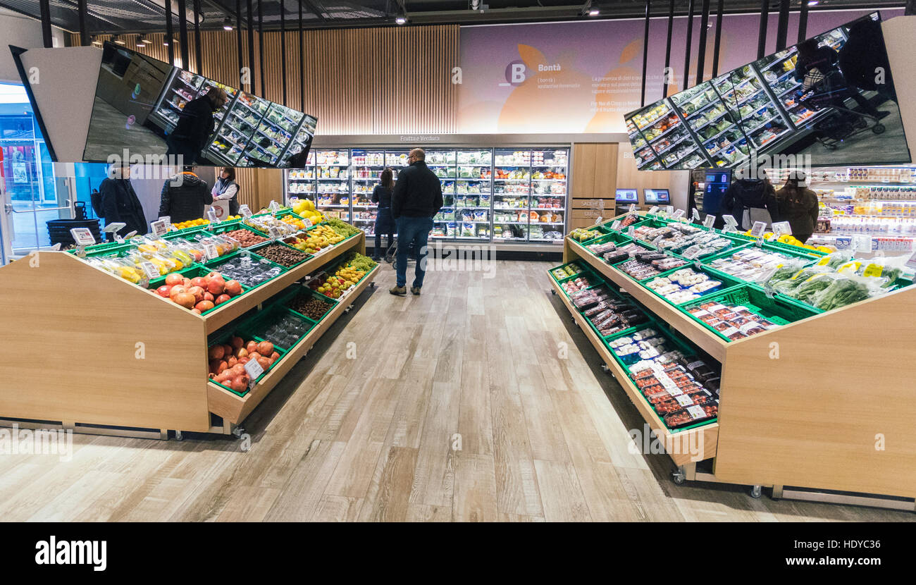 Coop Italia, Italiens größte Supermarkt-Kette, hat zusammen mit Accenture, die Customer Experience im neuen Shop neu zu erfinden Stockfoto