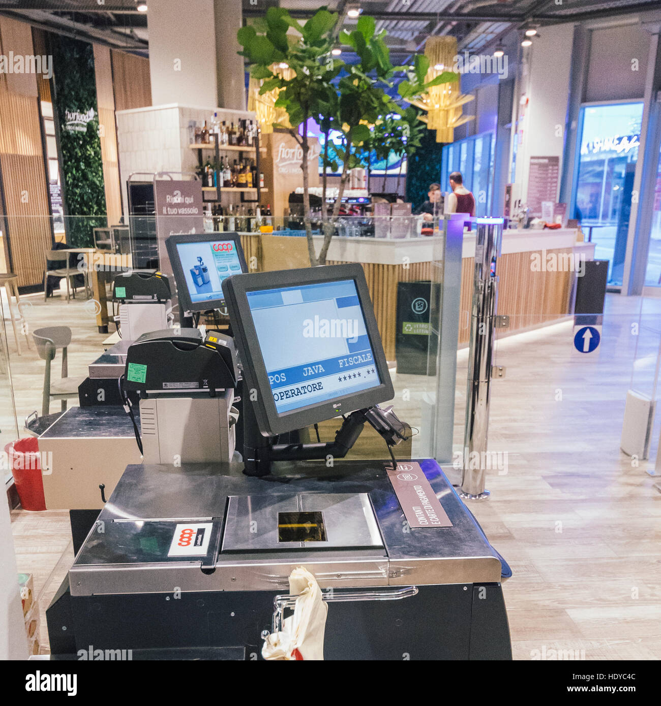 Coop Italia, Italiens größte Supermarkt-Kette, hat zusammen mit Accenture, die Customer Experience im neuen Shop neu zu erfinden Stockfoto