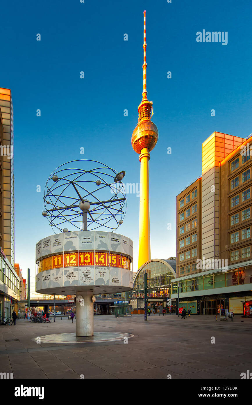 Berlin, Deutschland - 29. November 2016: Urania, Weltzeituhr, Uhr, universal mit Fernsehturm Berlin Alexanderplatz Stockfoto