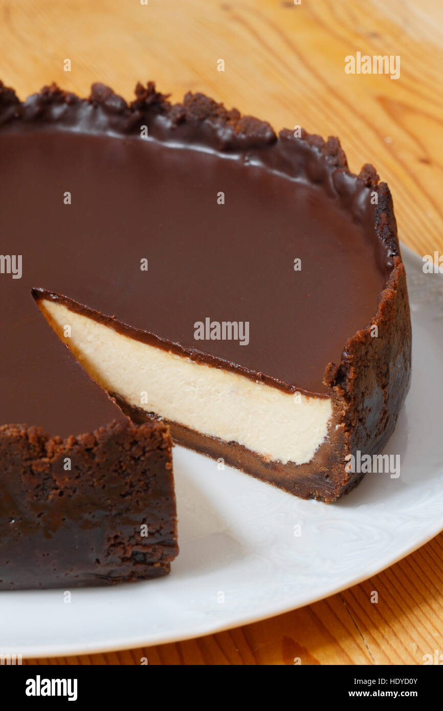 Braune Schokolade Käsekuchen auf dem Teller Stockfoto