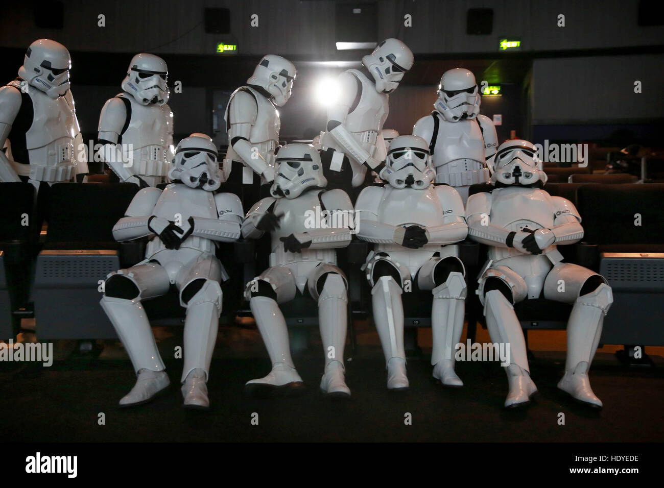 Eine Gruppe von Star Wars-Fans nimmt an einer Vorvorstellung von Rogue One: A Star Wars Story im Londoner Leicester Square Teil, die heute landesweit veröffentlicht wird. Stockfoto