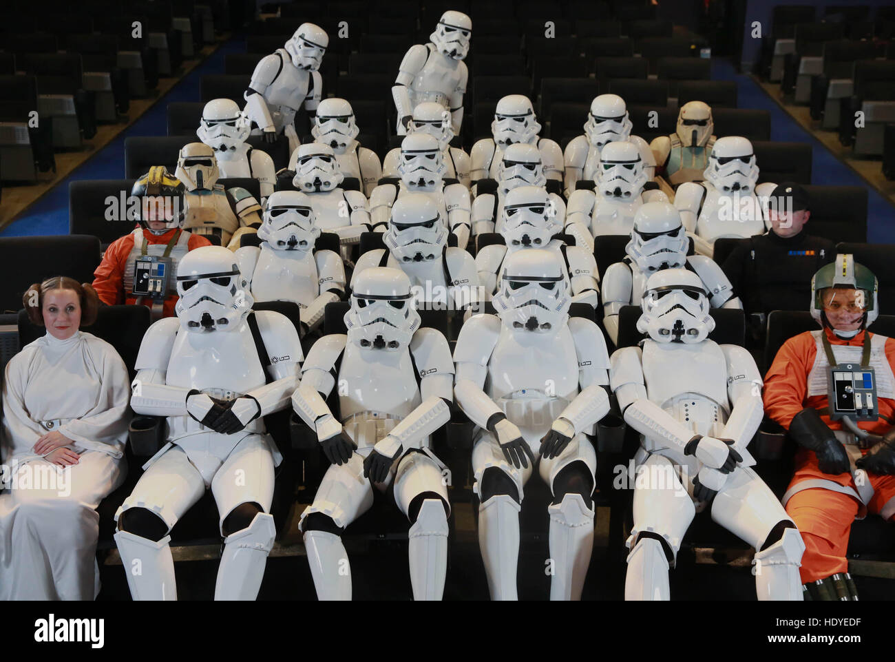 NUR zur redaktionellen Nutzung A Gruppe von Star Wars-Fans besuchen eine Advance Screening von Rogue One: A Star Wars Geschichte am Leicester Square, London, die heute bundesweit veröffentlicht ist. Stockfoto