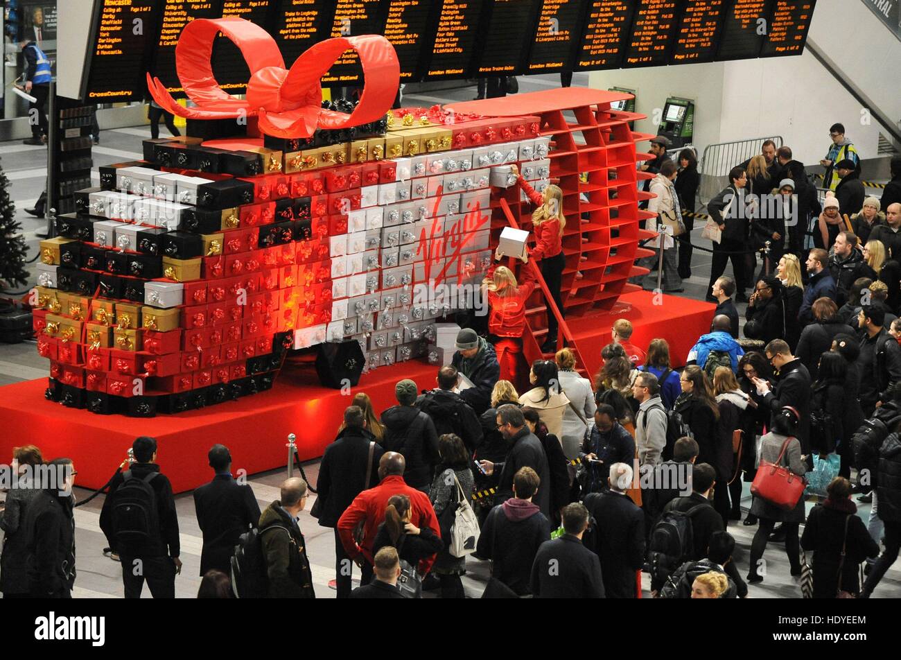 NUR zur redaktionellen Nutzung Gesamtansicht der Jungfrau Weihnachtszug, ein Pendolino-Replikat aus 1.000 kostenlose Geschenke wie iPads, Klappräder und Verwöhntage an der Birmingham New Street Station. Stockfoto