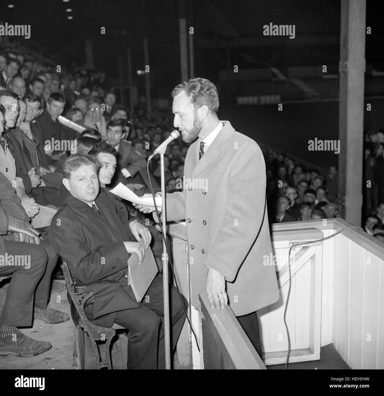 Brentford FC Spielern und Fans hören einer Rede von Peter Pond-Jones, Vorstandsvorsitzender der Supporters Club bei einem Treffen der Unterstützer statt auf den Verein Grund Griffin Park. Es ist Teil einer Kampagne, um den Verein zu retten, der die Gegenstand eines Übernahmeangebots von Queens Park Rangers ist. Stockfoto