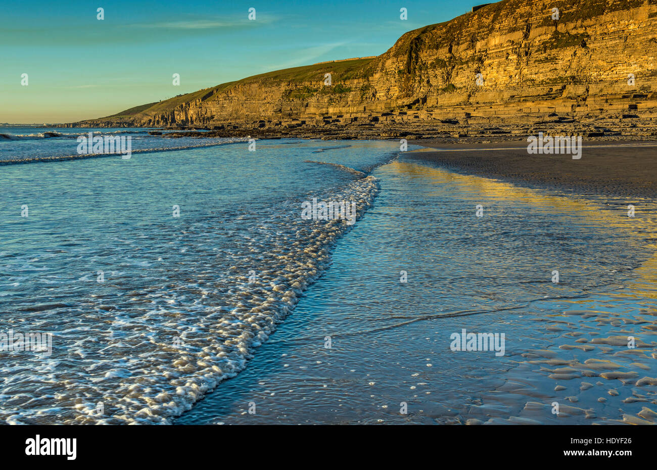 Die Küstenlinie auf Dunraven Bay, Southerndown, an einem hellen und kalten Winterabend kurz vor Sonnenuntergang Stockfoto