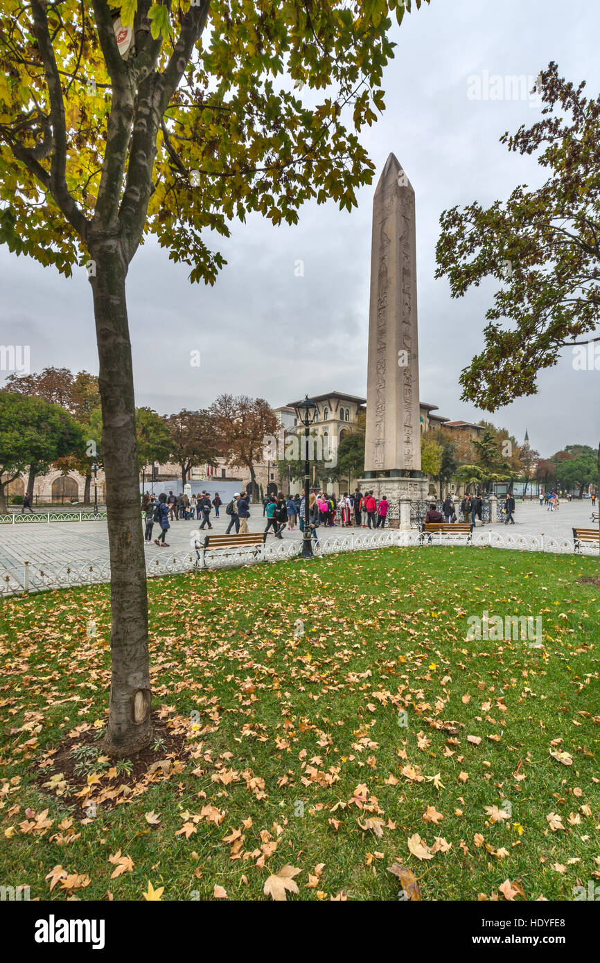Herbstlaub und ägyptischen Obelisken am Sultanahmet-Platz, Istanbul, Türkei Stockfoto