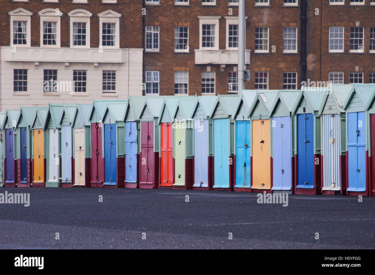 Strandhütten in Brighton. Stockfoto