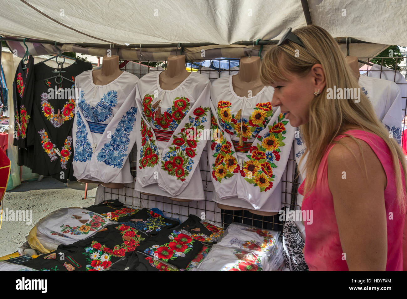 Markt für Handwerk und Kunst-Vernissage im Teatralna Straße in Lemberg, Ukraine Stockfoto