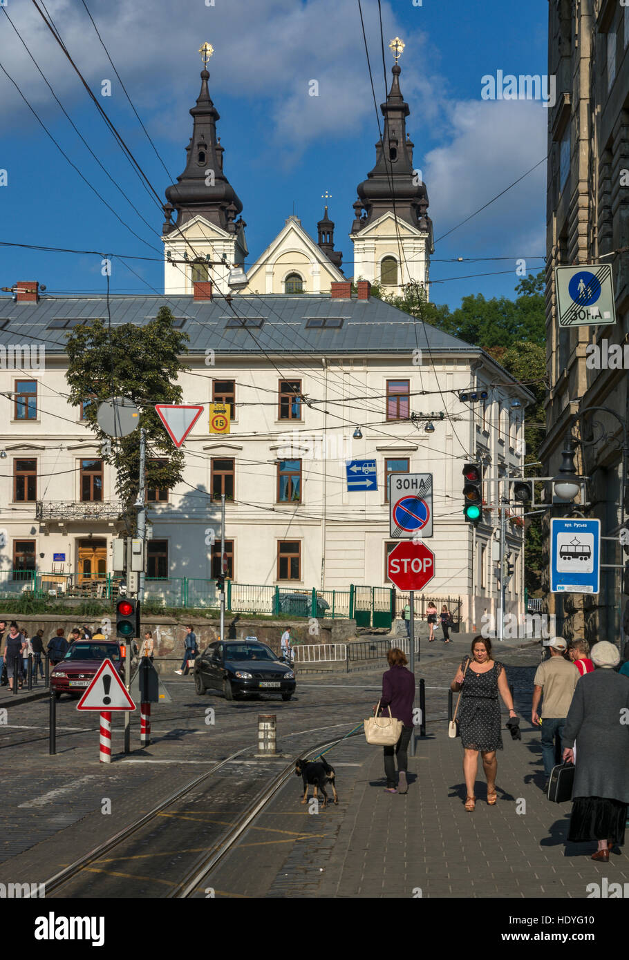 Ruska Street View in der Nähe von Rynok Square und Ukrainische Griechisch-katholische Kirche des Hl. Michael im Hintergrund in Lemberg, Ukraine Stockfoto