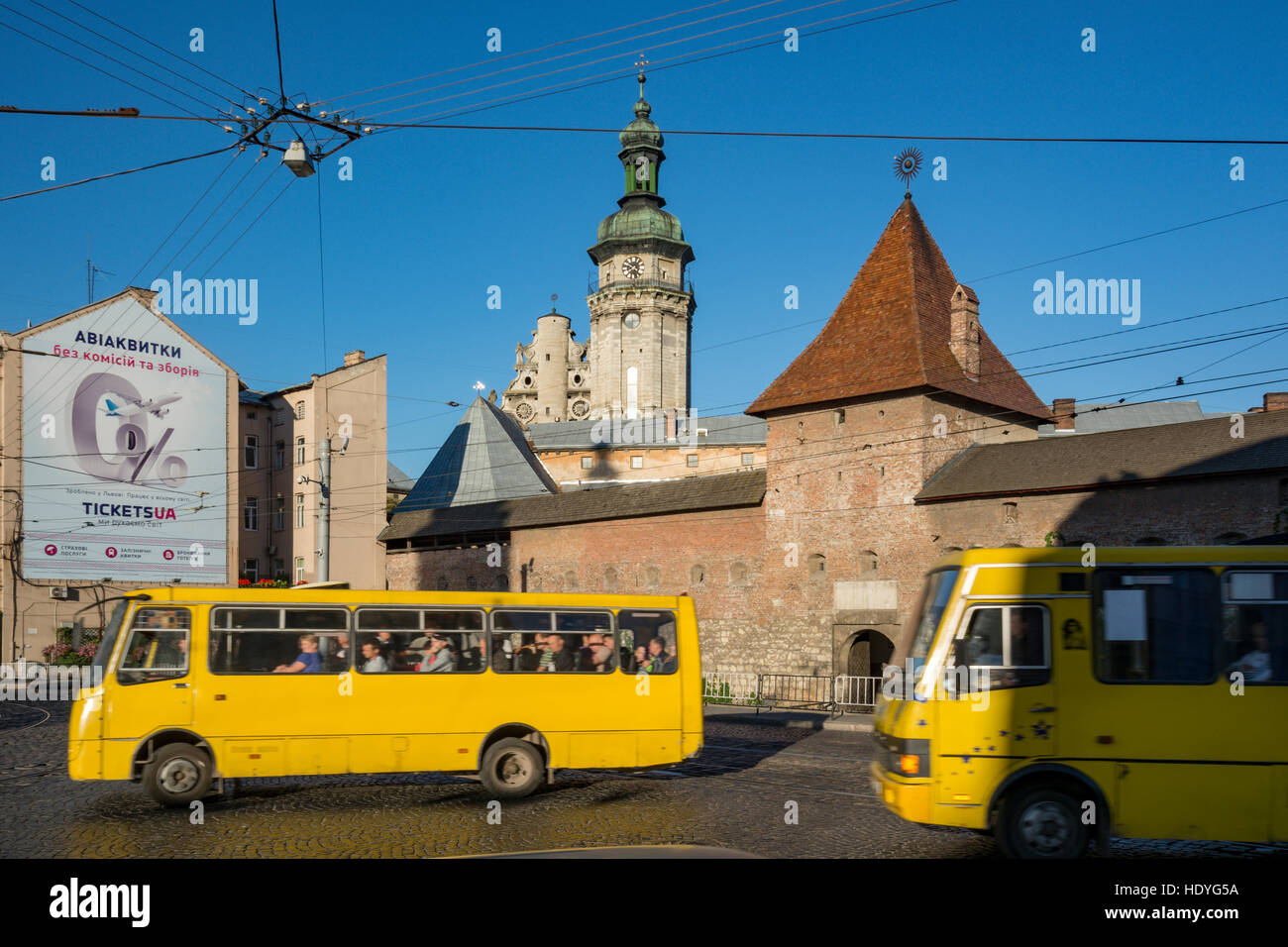 Bernardine Kathedrale mit Stadtmauer befindet sich in der Altstadt von Lemberg, Ukraine Stockfoto