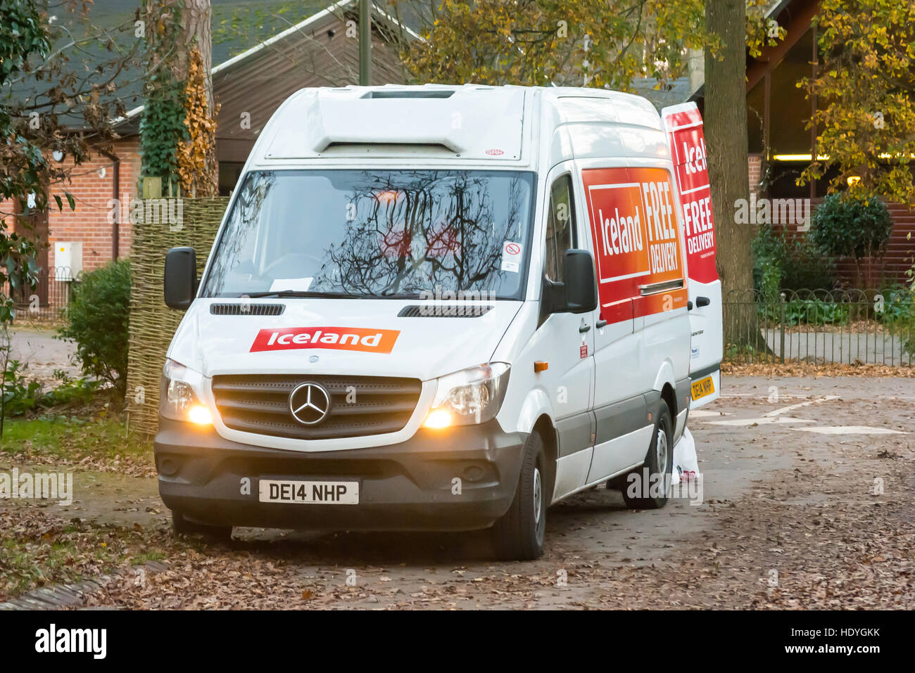 Island Lieferwagen entladen für einen Kunden an einem ländlichen Ort. Stockfoto