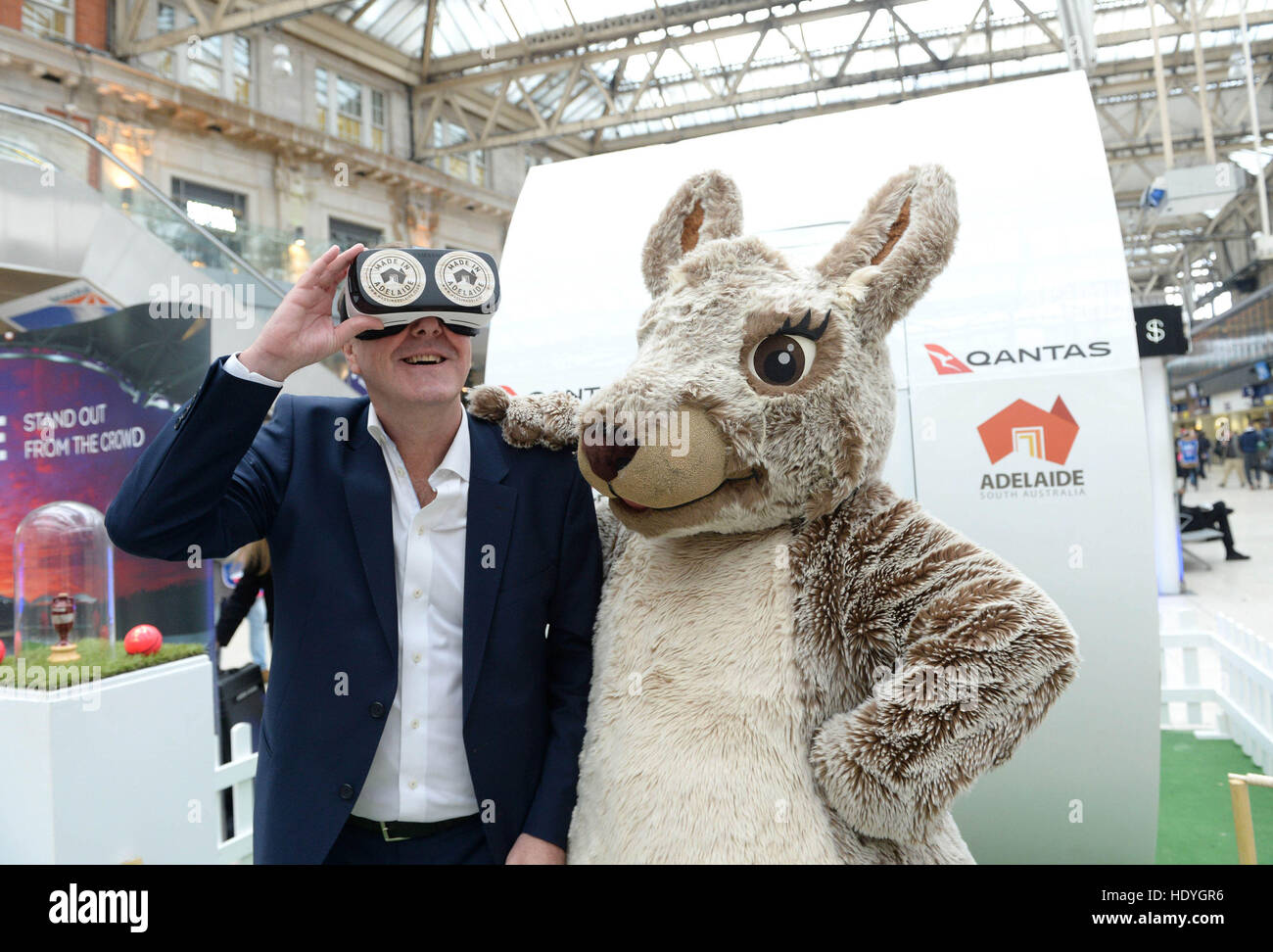 NUR zur redaktionellen Nutzung Phil Tufnell trägt eine Virtual-Reality-Kopfhörer "Adelaide an der Waterloo Station in London zu erleben", wie er mit der South Australian Tourism Commission arbeitet anlässlich die jüngste Ankündigung der 2017/18 Asche-Serie und der erste je Tag-Nacht-Test in Adelaide Oval in Australien gespielt werden. Stockfoto