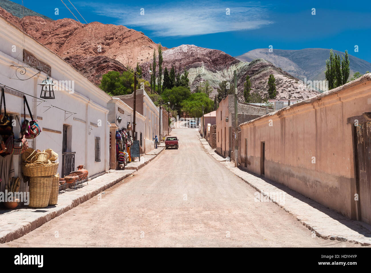 Stadtzentrum Purmamarca und der 7 farbige Hügel im Hintergrund, Quebrada de Humahuaca, Provinz Jujuy, Argentinien Stockfoto