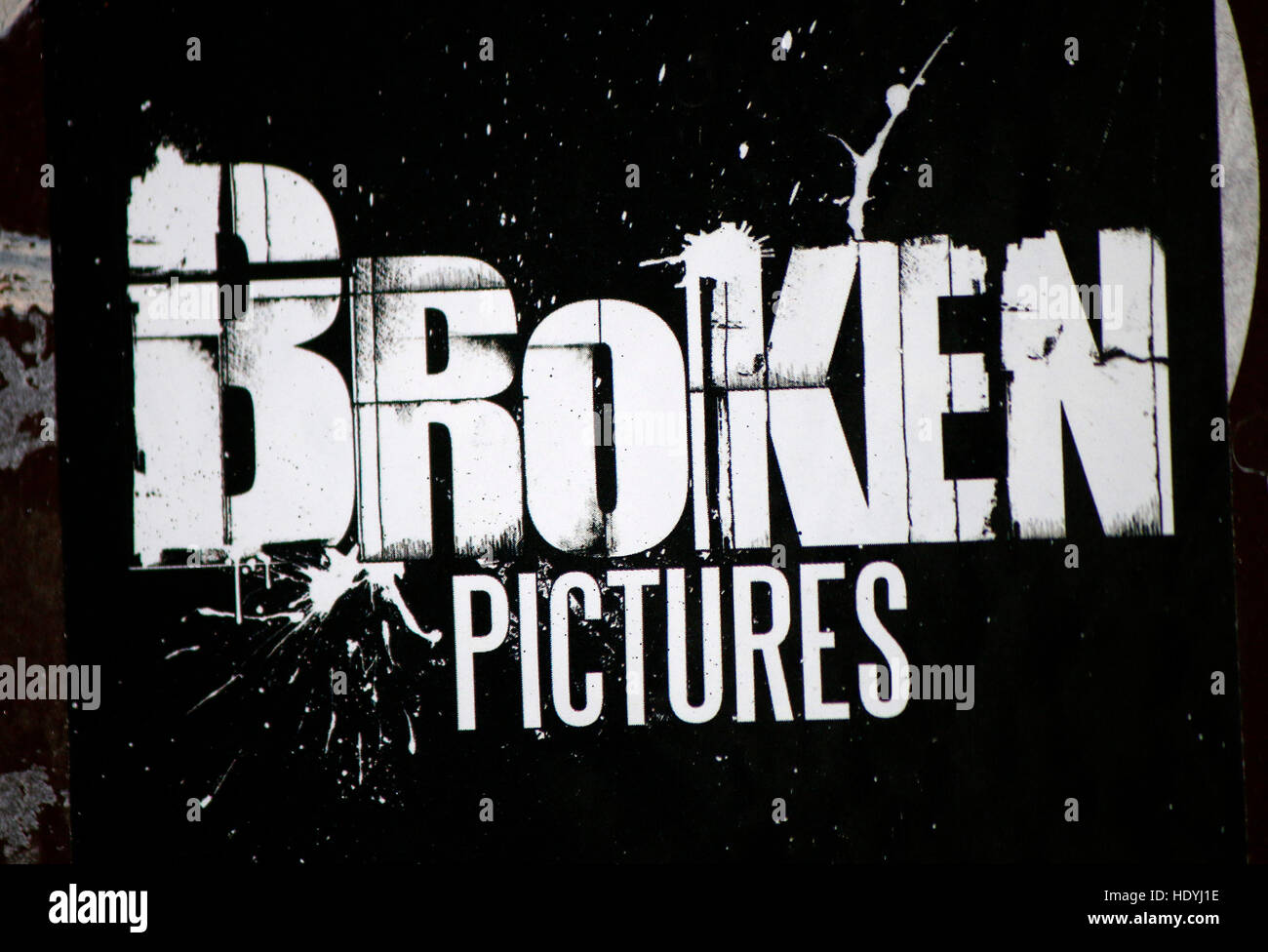 Das Logo der Marke 'Broken Pictures', Berlin. Stockfoto