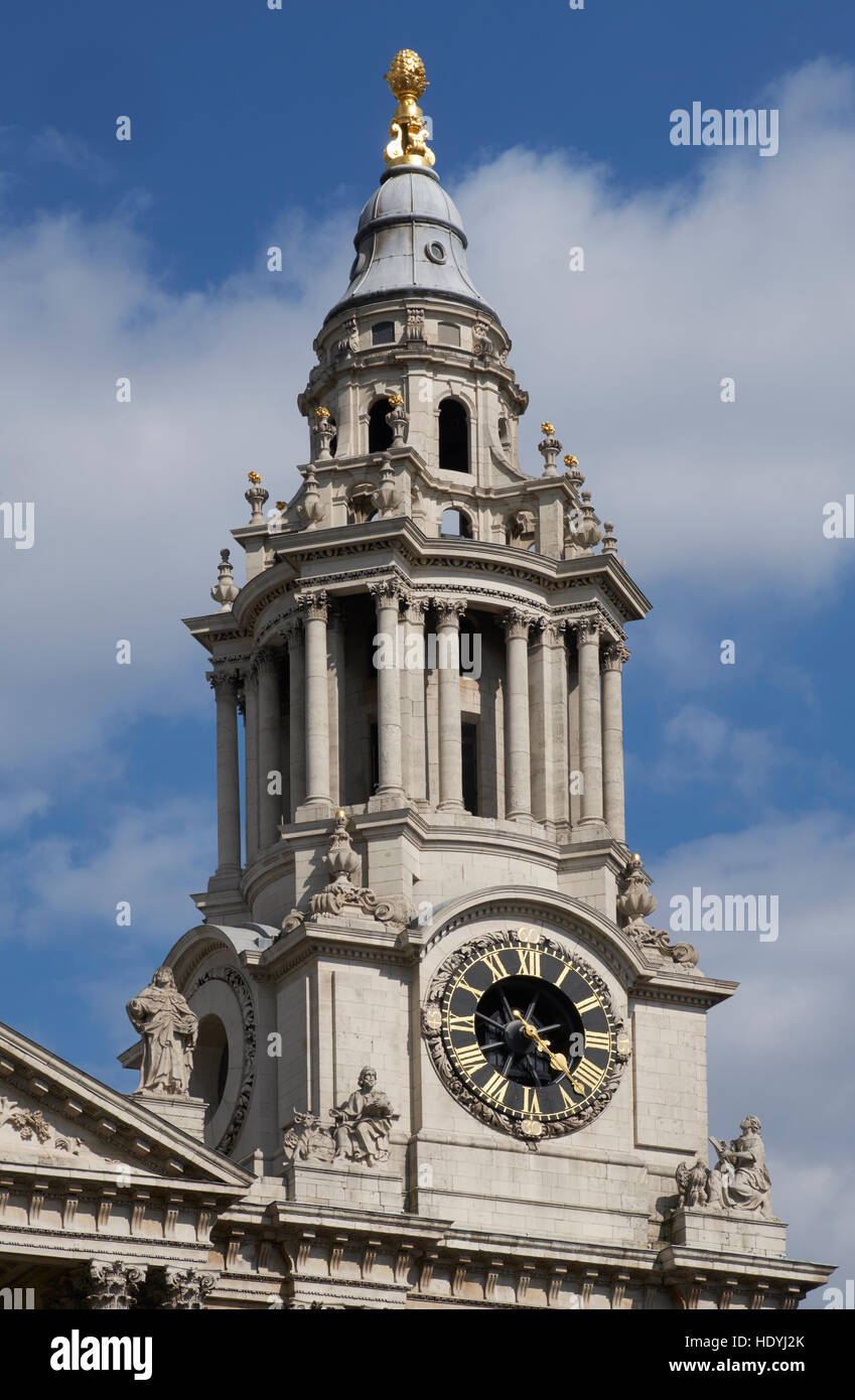 St. Pauls Cathedral, London. Von Sir Christopher Wren, 1675-1710.  Mit Nicholas Hawksmoor. Süd-west-Turm mit Uhr. Stockfoto