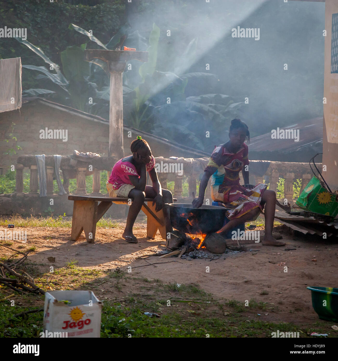 Das Kochen in Sierra Leone findet draußen in großen Töpfen auf einem offenen Feuer statt Stockfoto