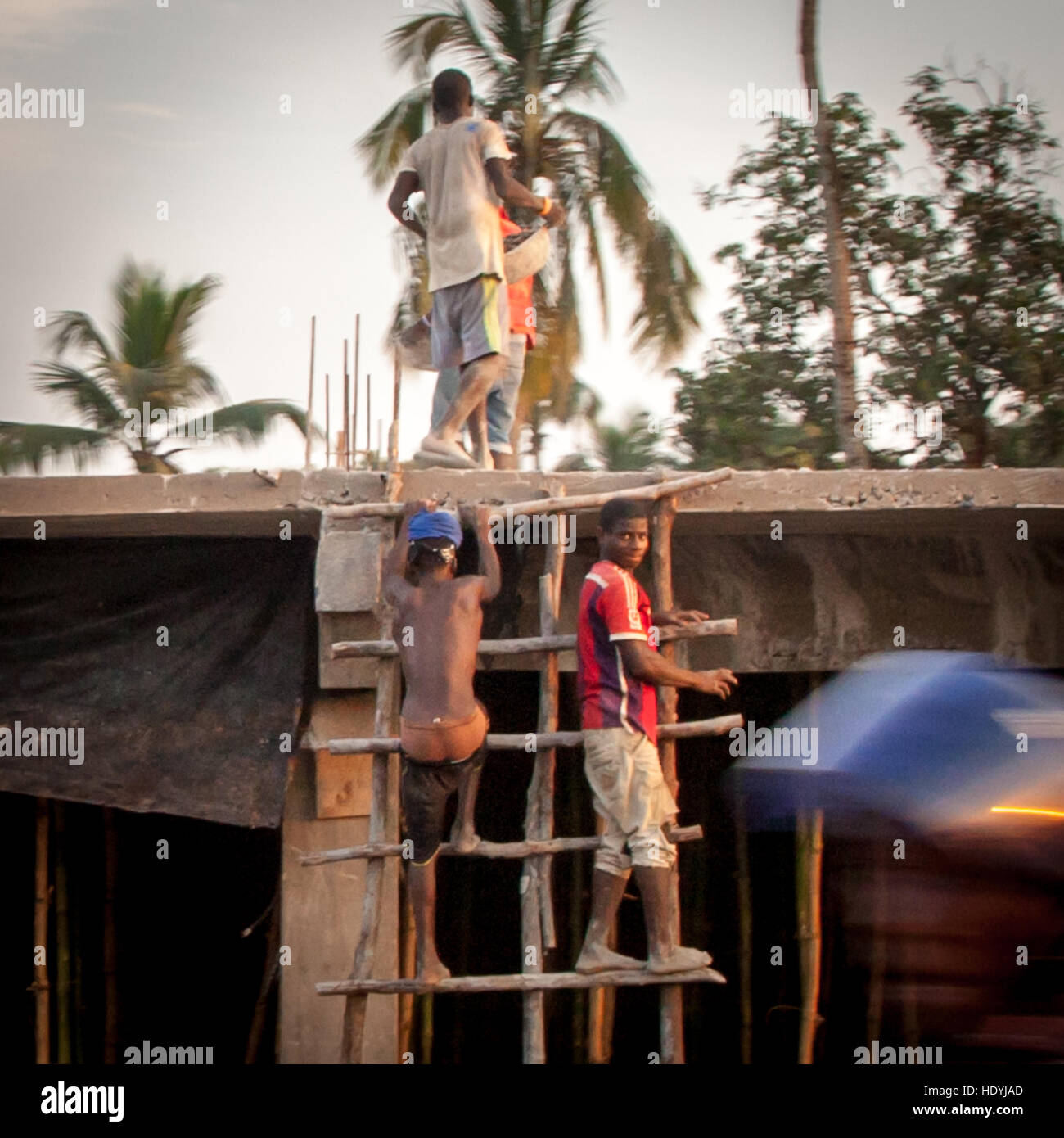 Afrikanische Bauarbeiter auf hölzerne Baugerüst stehend Stockfoto