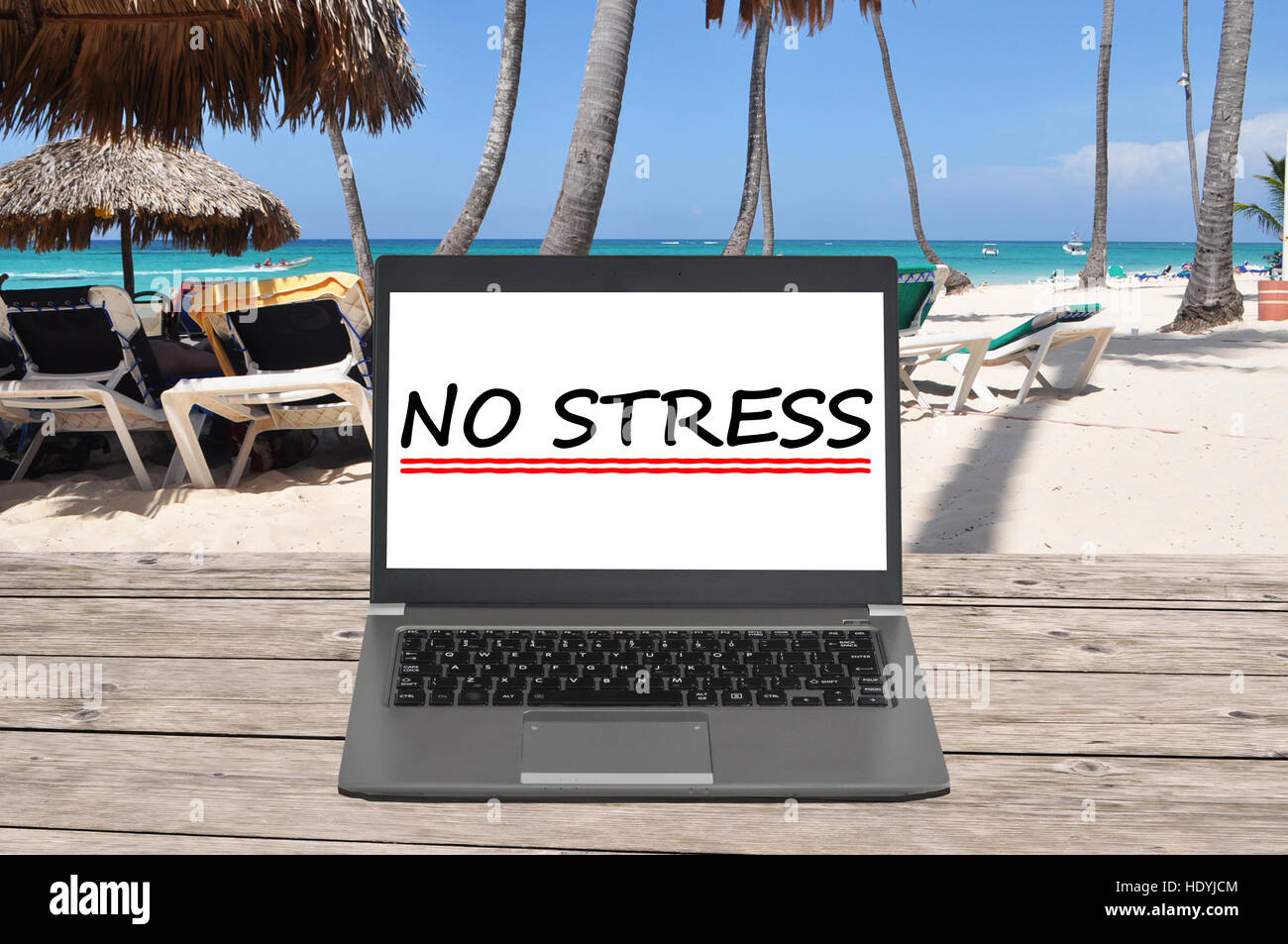 Kein Stress-Text mit Notebook am Strand Stockfoto