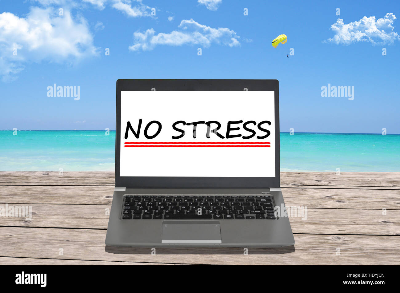 Kein Stress-Text mit Notebook am Strand Stockfoto