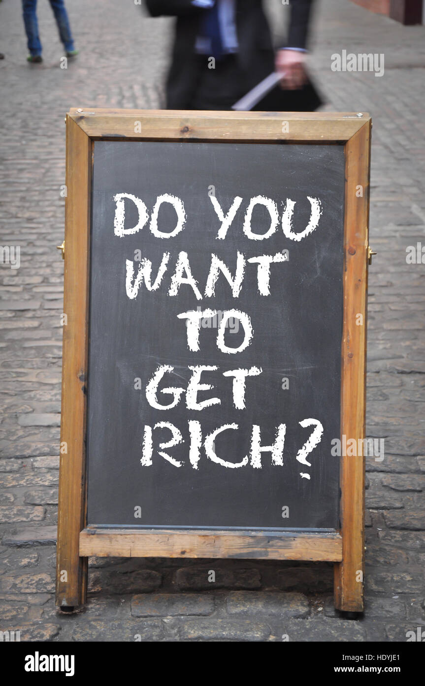 Reiche Frage mit outdoor-Plakatwand Stockfoto