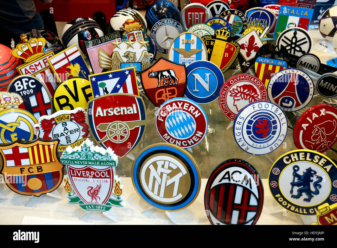 Die Logos der großen Fussballvereine: FC Barcelona, FC Liverpool, Chelsea London, Real Madrid, Bayer Leverkusen, Arsenal London, FC Bayern München, Stockfoto