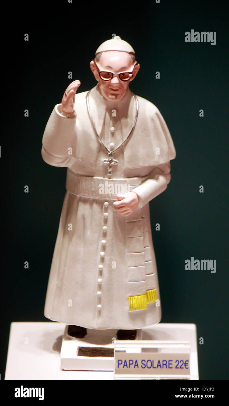 Figur des Papstes Franziskus, Schaufenster, Venedig, Italien. Stockfoto