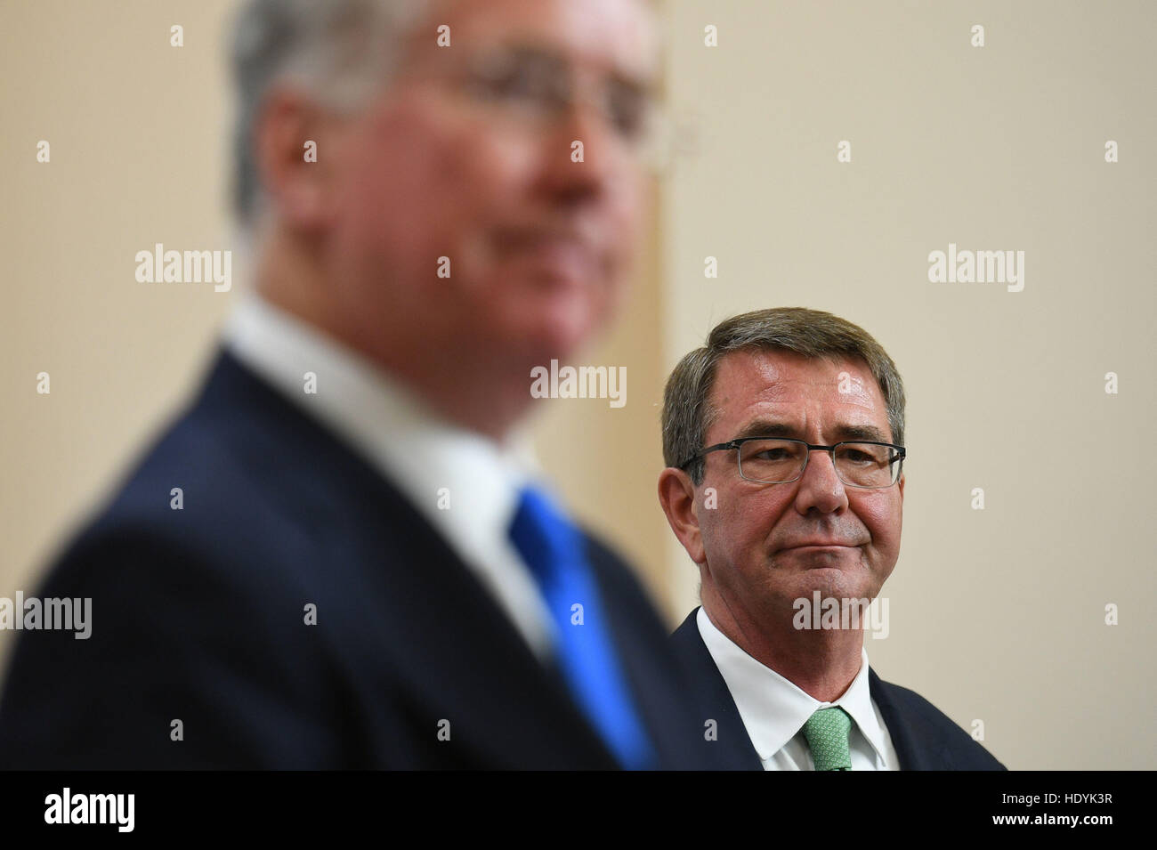 US-Verteidigungsminister Ash Carter (rechts) blickt auf bei Defence Secretary Michael Fallon im Rahmen einer Pressekonferenz auf dem Londoner Gipfel mit Verteidigungsminister aus der Koalition der Länder kämpfen IS, auch bekannt als Daesh, im Irak und in Syrien, an der das Auswärtige Amt in London. Stockfoto