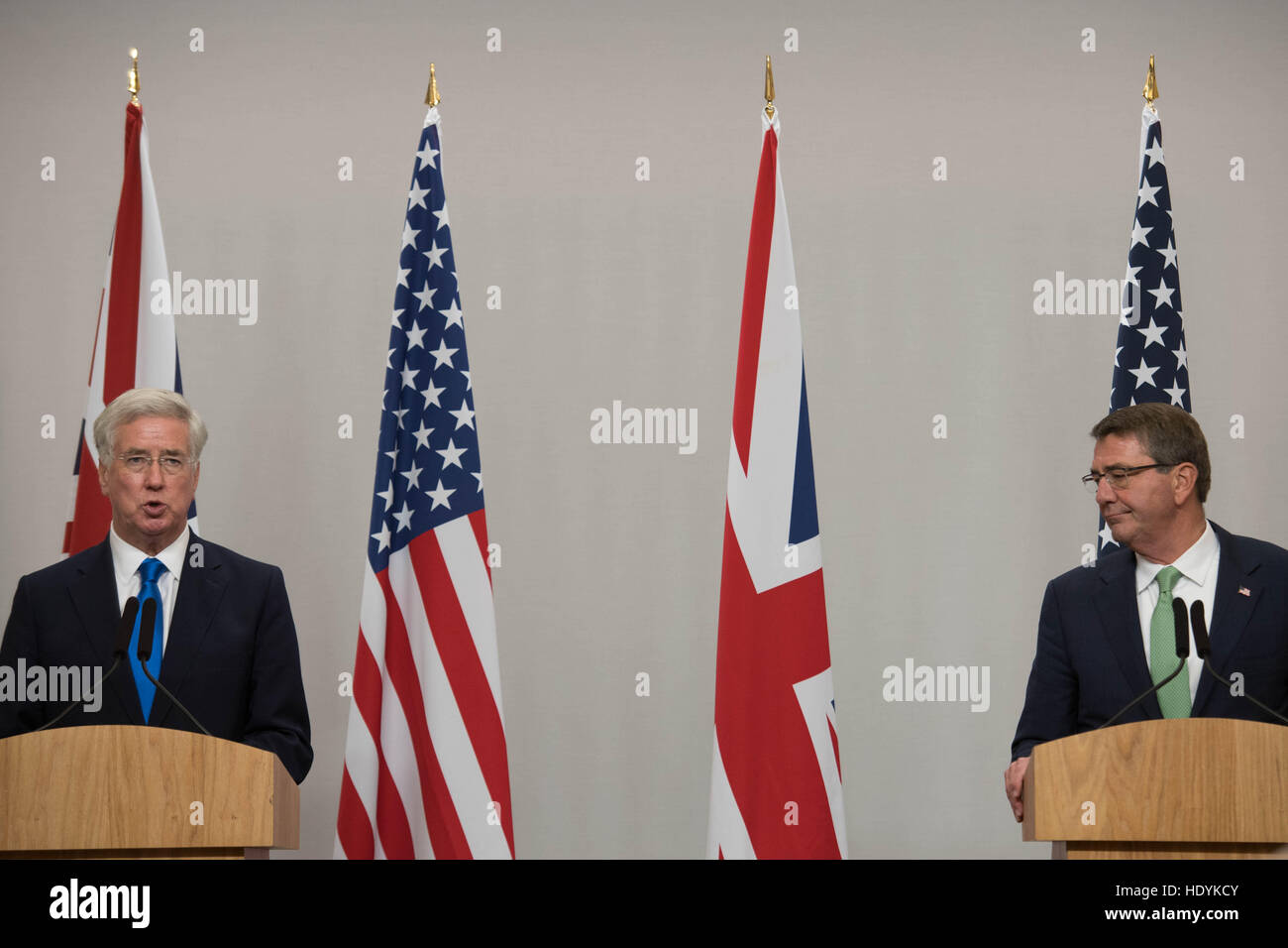Defence Secretary Michael Fallon und US-Verteidigungsminister Ash Carter (rechts) während einer Pressekonferenz in der Londoner Gipfel, nachdem sie ein Counter-Daesh-Koalition-Ministertreffen am Co-Gastgeber der das Auswärtige Amt in London. Stockfoto