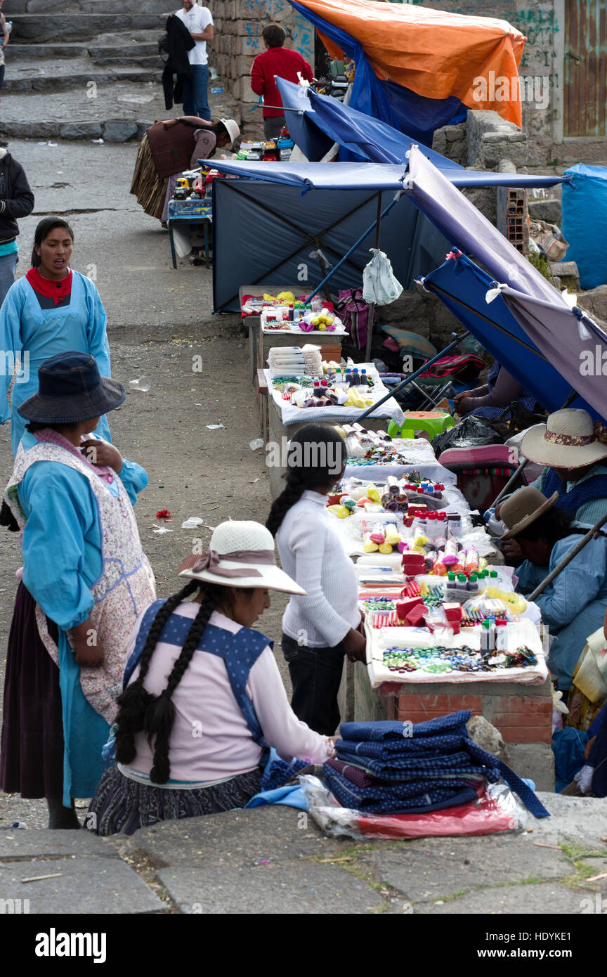 Bergspitze in Copacabana, Titicacasee, Bolivien, Frauen rituelle Gegenstände für Segen Häuser zu verkaufen Stockfoto