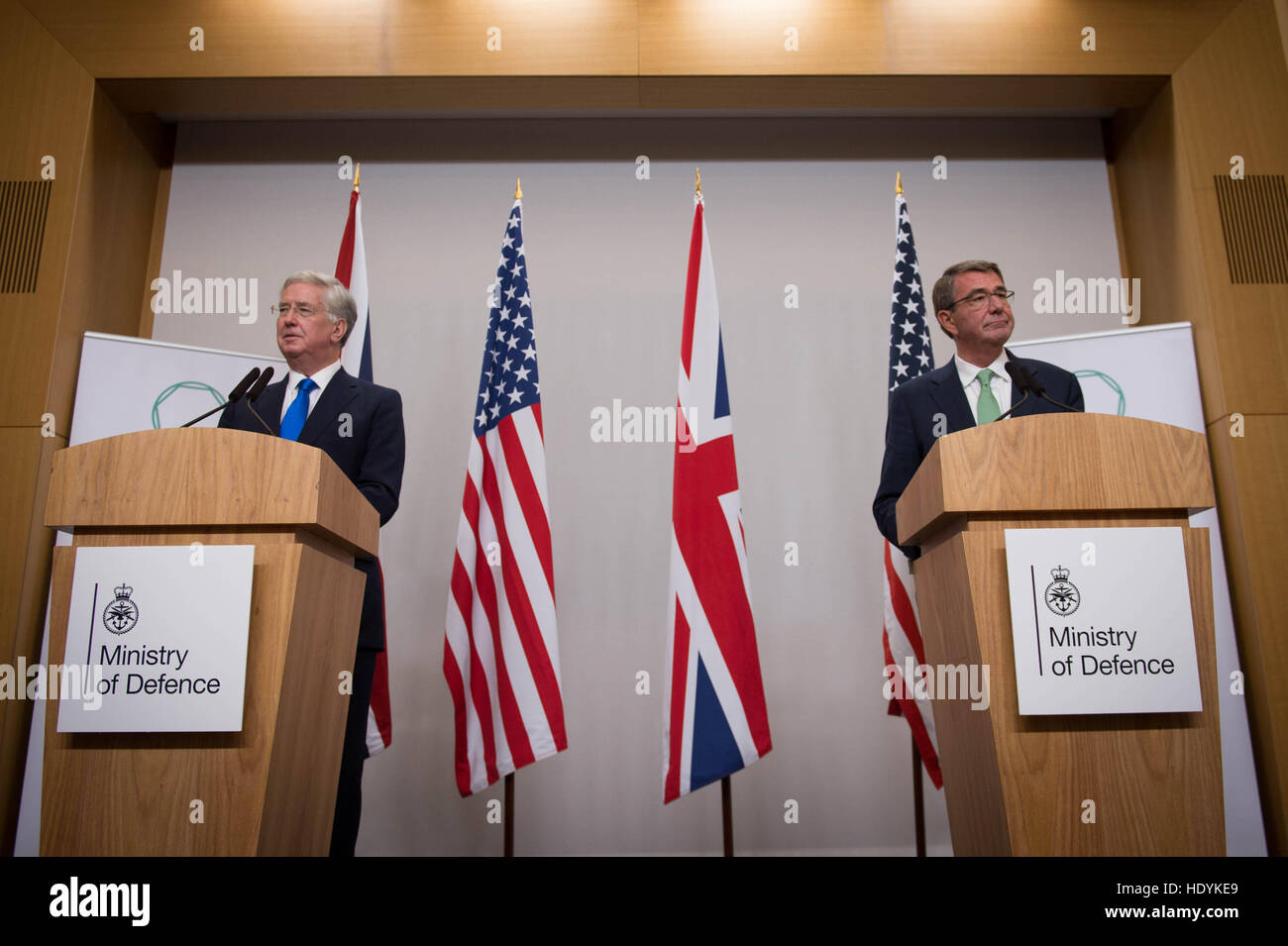 Defence Secretary Michael Fallon und US-Verteidigungsminister Ash Carter (rechts) während einer Pressekonferenz in der Londoner Gipfel, nachdem sie ein Counter-Daesh-Koalition-Ministertreffen am Co-Gastgeber der das Auswärtige Amt in London. Stockfoto