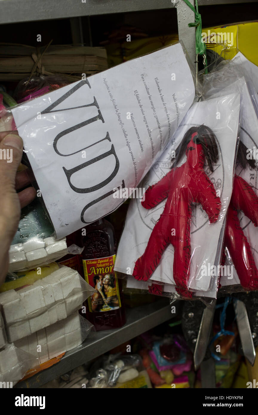 Rote Voodoo-Puppe in einem Esoterik Shop in eine Plastikhülle Stockfoto