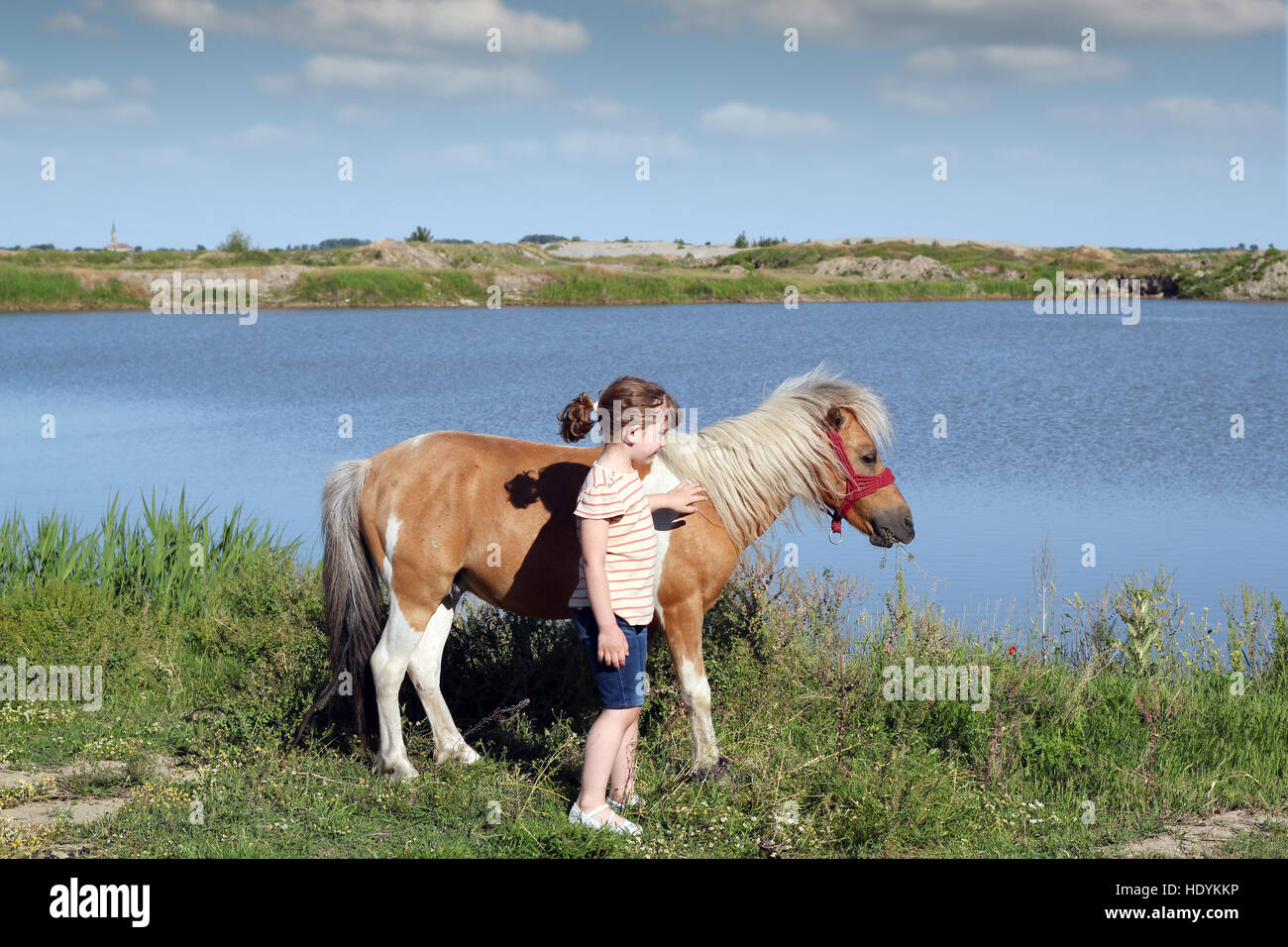 wunderschönes kleines Mädchen mit Pony Pferd Stockfoto