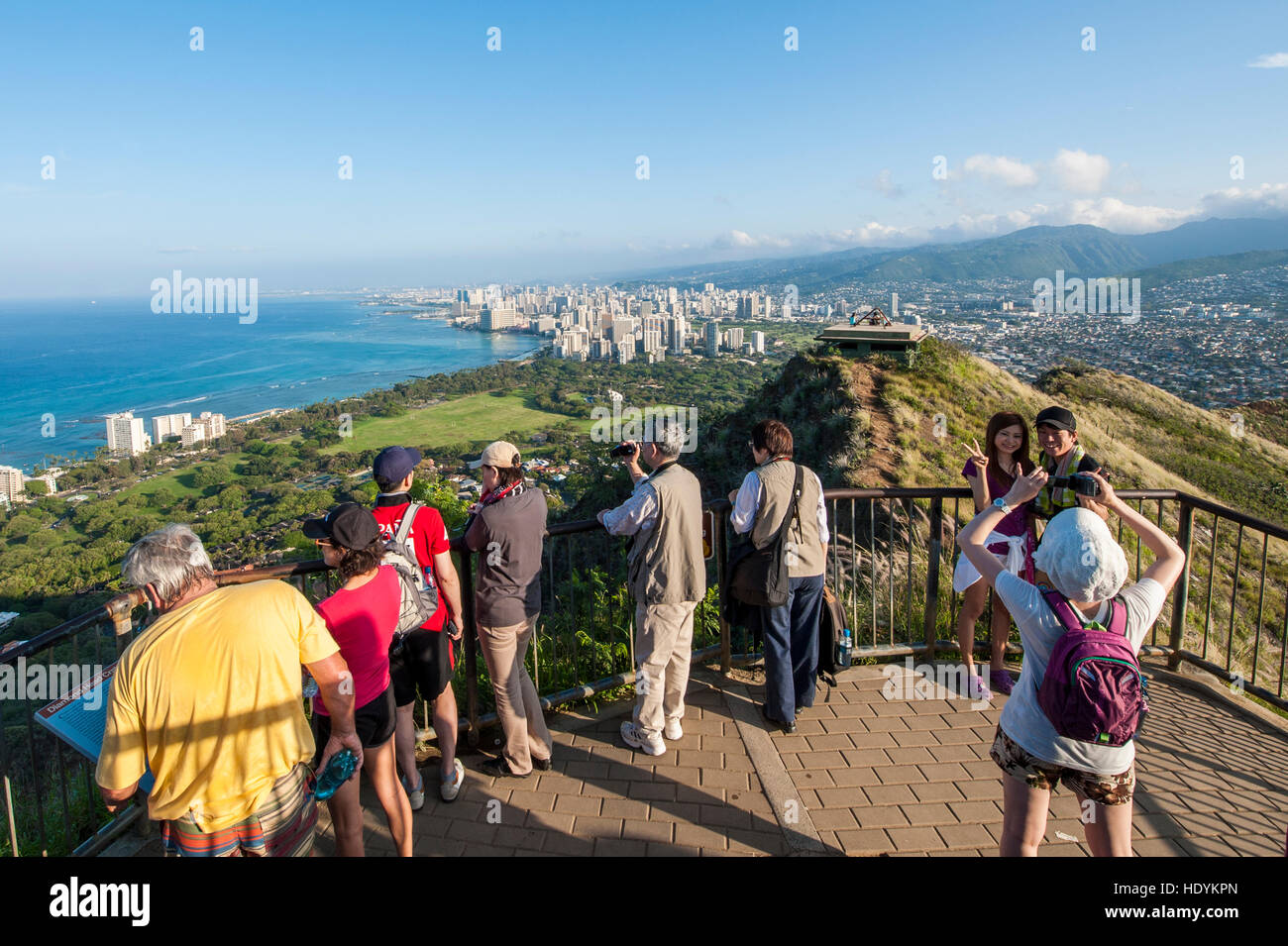 Honolulu aus auf Diamond Head State Monument (Leahi Krater), Honolulu, Oahu, Hawaii. Stockfoto