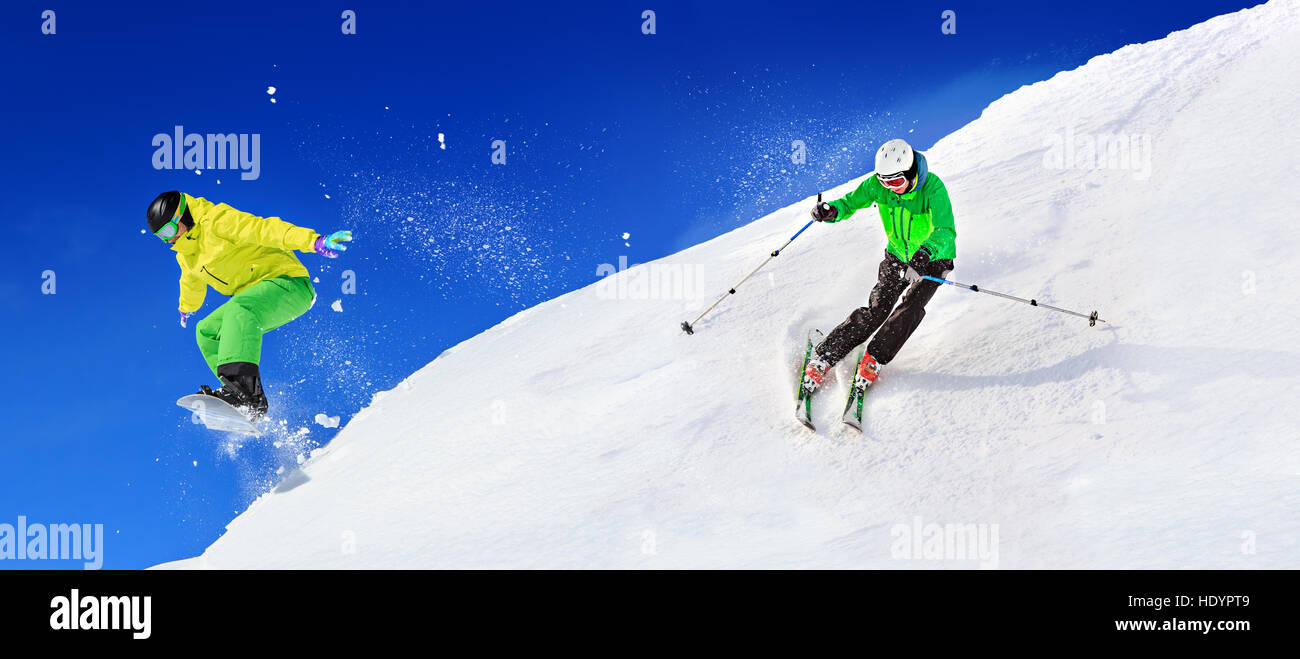 Ein Ski-Fahrer und Snowboarder auf der Piste in den Alpen von Lech, Österreich. Stockfoto