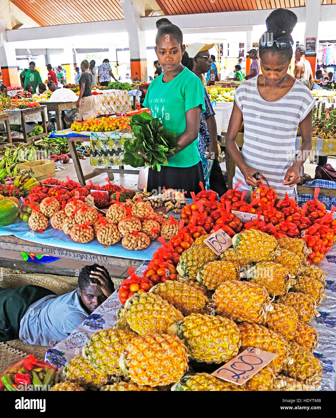 Frauen Einkaufen am Stadtmarkt in Port Vila, Vanuatu. Stockfoto