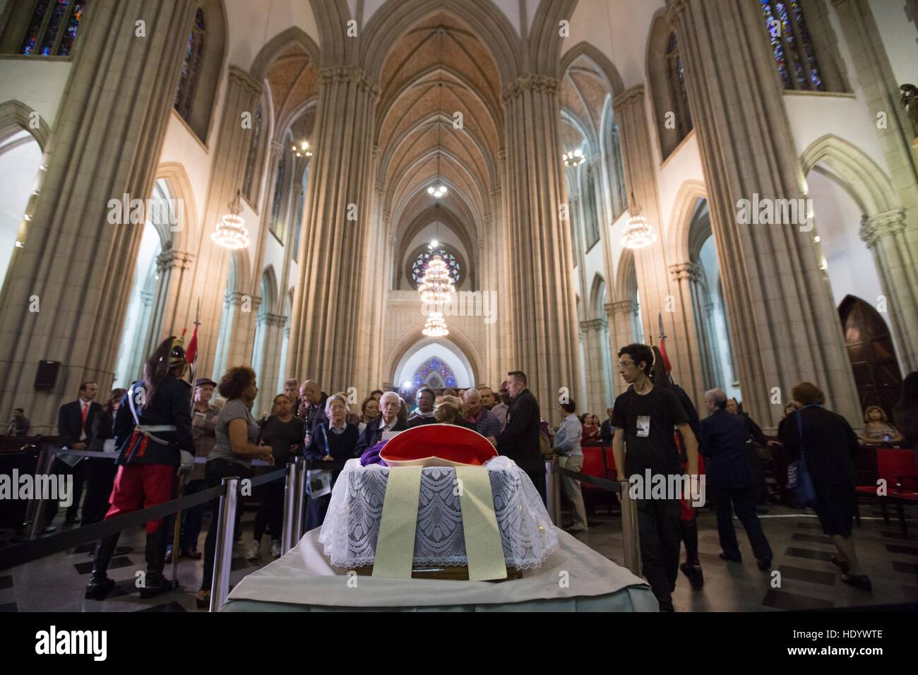 Sao Paulo, Brasilien. 14. Dezember 2016. Beerdigung von Paulo Evaristo Arns, brasilianischer Prälat der römisch-katholischen Kirche, Kardinal und Erzbischof von São Paulo und Kardinal Protopriest von der römisch-katholischen Church.Arns starb in einem Krankenhaus São Paulo im Alter von 95, aufgrund von Komplikationen, die aus einer Lungenentzündung am 14. Dezember. Bildnachweis: Paulo Lopes/ZUMA Draht/Alamy Live-Nachrichten Stockfoto