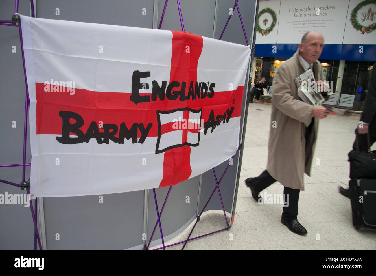 London, Großbritannien. 15. Dezember 2016. Qantas Airlines fördert die 2017 Ashes cricket Reihe zwischen England und Australien mit Menschen in indigenen australischen Tier Kostüme bei Waterloo Station Credit gekleidet: Amer ghazzal/Alamy leben Nachrichten Stockfoto