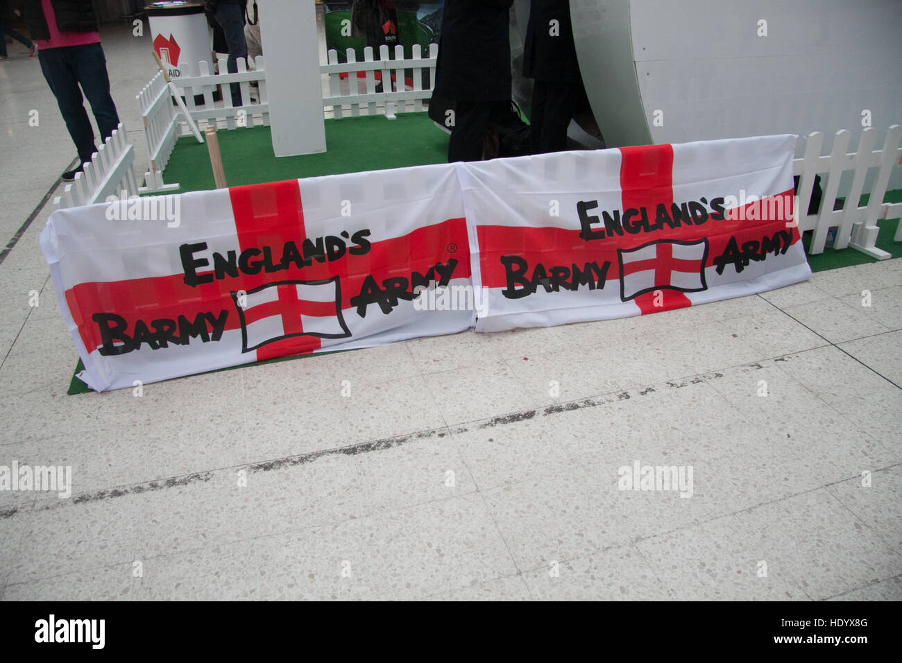 London, Großbritannien. 15. Dezember 2016. Qantas Airlines fördert die Ashes Cricket Tour 2017 bei Waterloo Station zwischen England und Australien mit Menschen in indigenen australischen Tier Kostüme Credit gekleidet: Amer ghazzal/Alamy leben Nachrichten Stockfoto