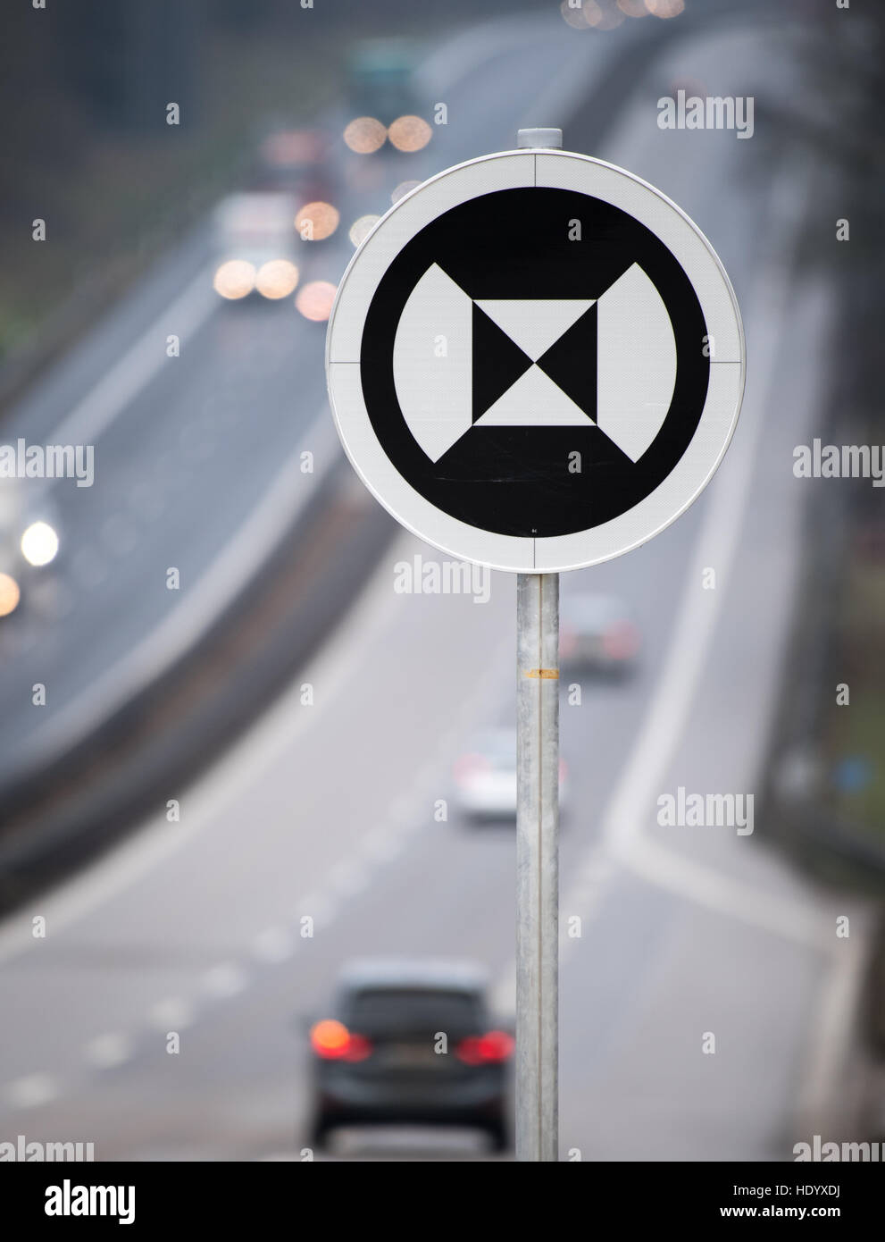 Wolnzach, Deutschland. 15. Dezember 2016. Ein Schild für autonome Fahrzeuge auf der Autobahn 93-Autobahn in der Nähe von Wolnzach, Deutschland, 15. Dezember 2016 abgebildet. Die schwarz-weiß-Zeichen dienen als Bezugspunkte für selbstfahrende Autos und werden zunächst entlang dem Autobahnkreuz Holledau auf die A9 und A93 eingerichtet. Foto: Matthias Balk/Dpa/Alamy Live News Stockfoto