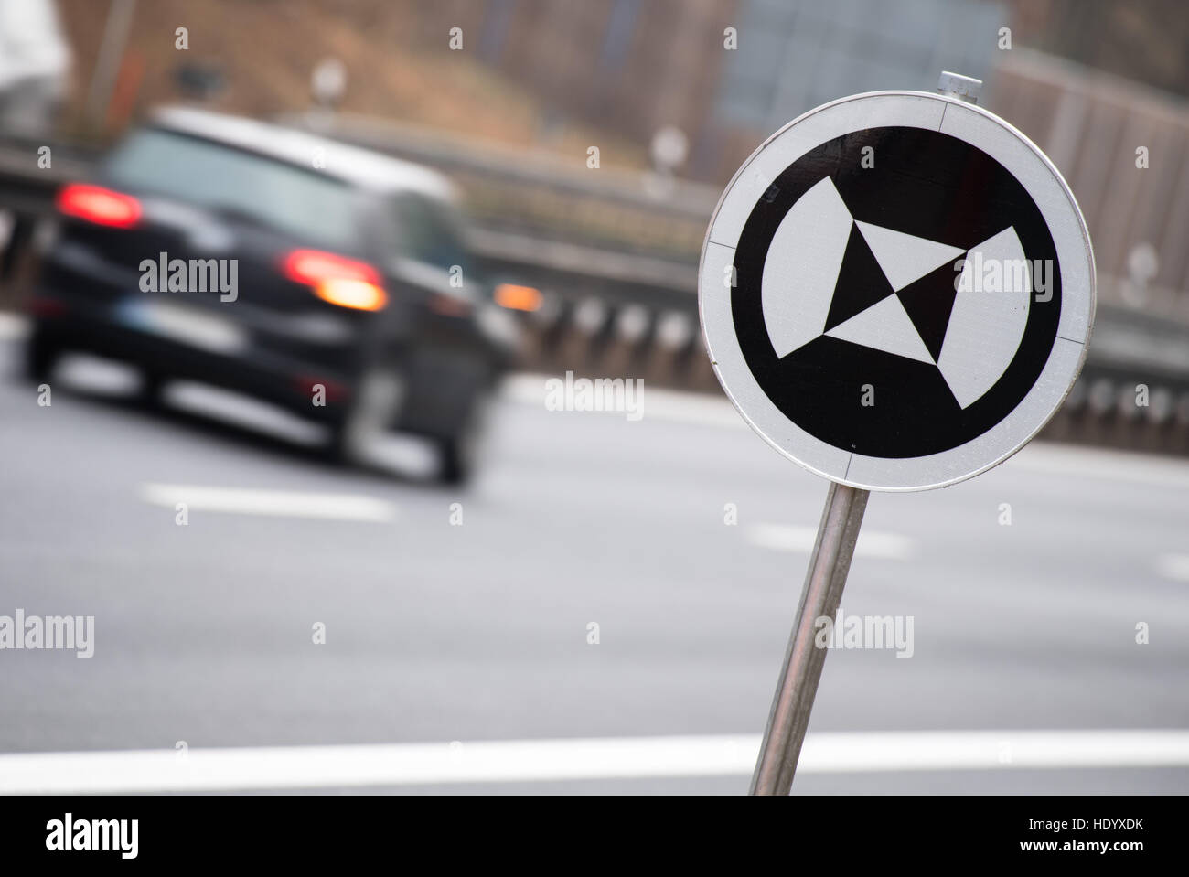 Wolnzach, Deutschland. 15. Dezember 2016. Ein Schild für autonome Fahrzeuge auf der Autobahn 93-Autobahn in der Nähe von Wolnzach, Deutschland, 15. Dezember 2016 abgebildet. Die schwarz-weiß-Zeichen dienen als Bezugspunkte für selbstfahrende Autos und werden zunächst entlang dem Autobahnkreuz Holledau auf die A9 und A93 eingerichtet. Foto: Matthias Balk/Dpa/Alamy Live News Stockfoto