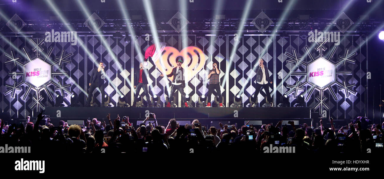 Chicago, Vereinigte Staaten von Amerika. 14. Dezember 2016. CHICAGO-DEC 14: Führen Sie aus (L-R) Kevin Richardson, Howie D., McLean, Brian Littrell und Nick Carter von den Backstreet Boys auf der Bühne bei 103,5 KISS FM Jingle Ball 2016 präsentiert von Capital One in der Allstate Arena in Chi Stockfoto