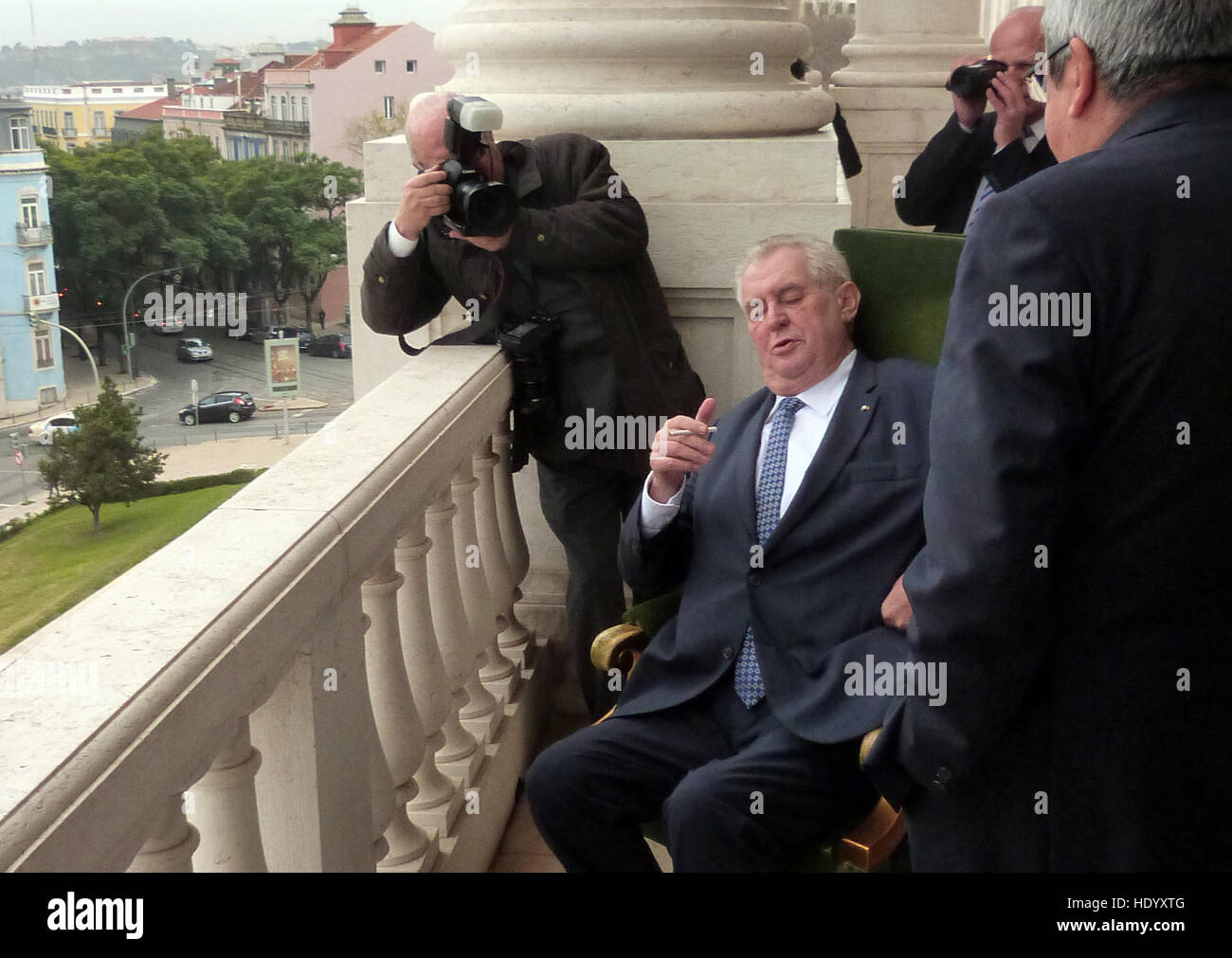 Lisboa, Portugal. 15. Dezember 2016. Tschechische Präsident Milos Zeman (Mitte) seinem zweitägigen Staatsbesuch in Portugal endet, trifft Parlamentssprecher Eduardo Rodrigues (nicht abgebildet) in Lissabon, Portugal, 15. Dezember 2016. Bildnachweis: Sarka Nobilisova/CTK Foto/Alamy Live-Nachrichten Stockfoto