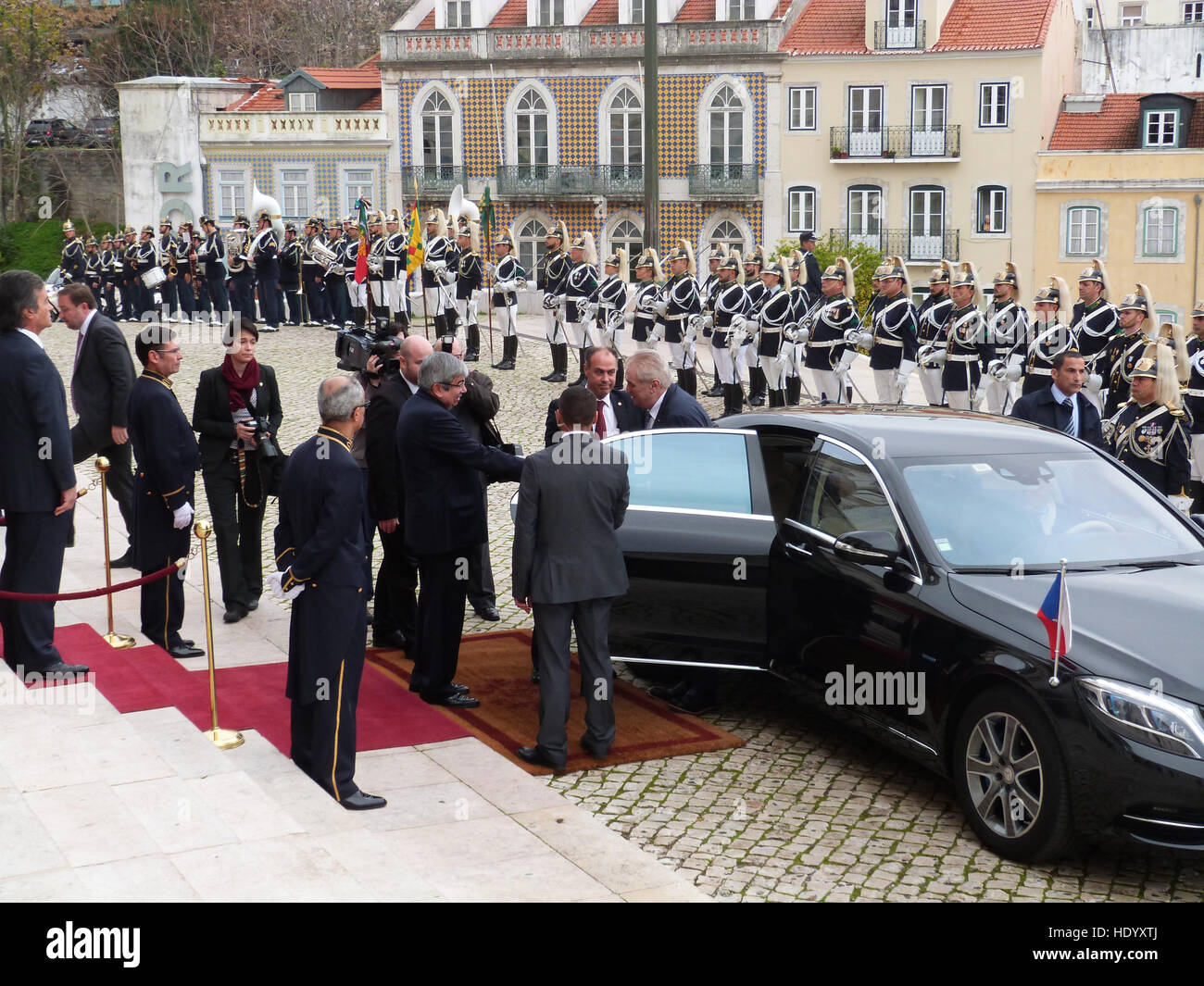 Lisboa, Portugal. 15. Dezember 2016. Portugiesische Parlamentssprecher Eduardo Rodrigues begrüßt tschechische Präsident Milos Zeman (wird sich seines Wagens) während seines zweitägigen Staatsbesuch in Portugal in Lissabon, 15. Dezember 2016. Bildnachweis: Sarka Nobilisova/CTK Foto/Alamy Live-Nachrichten Stockfoto