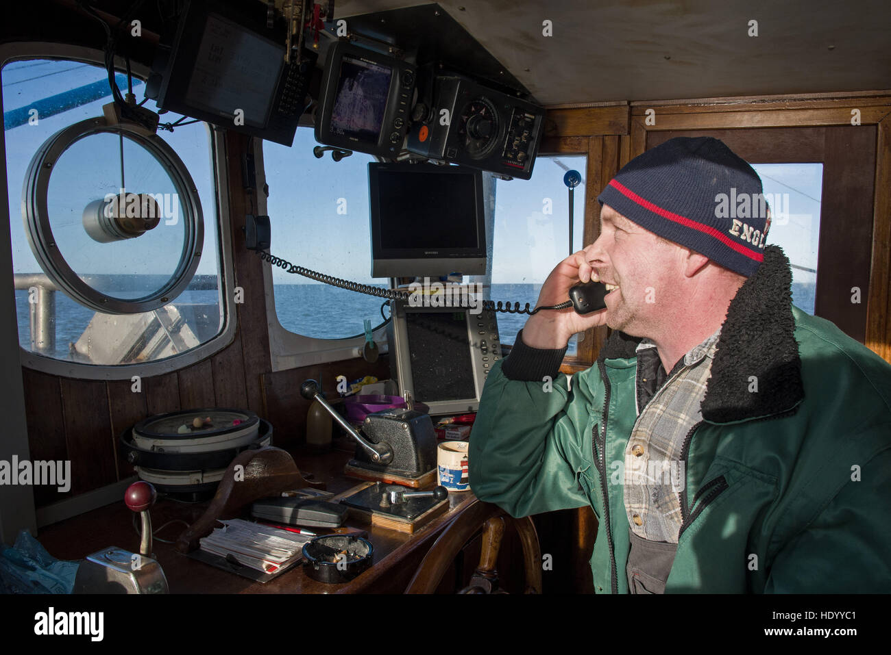 Shrimp-Fischer Stephan Hellberg an der Spitze der Garnele Boot Nixe II in der Nordsee Dorum-Neufeld, Deutschland, 24. November 2016. Foto: Ingo Wagner/dpa Stockfoto