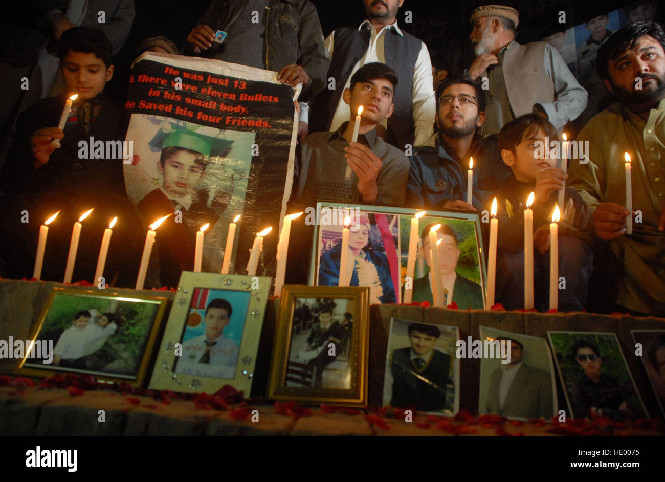 Angehörige von Schülern, die bei APS-Angriff getötet Kerze Licht Mahnwache am 2. Jahrestag der Tragödie von Peshawar Presseclub auf Donnerstag, 15. Dezember 2016 halten. Stockfoto