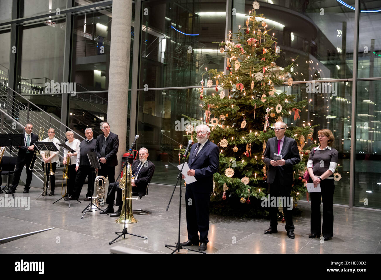 Berlin, Deutschland. 15. Dezember 2016. Schauspieler und Komiker spricht Dieter "Didi" Hallervorden (c) für die Gäste und Mitglieder aller Fraktionen des Parlaments auf das Adventsingen im Deutschen Bundestag im Paul-Loebe-Haus in Berlin, Deutschland, 15. Dezember 2016. Foto: Kay Nietfeld/Dpa/Alamy Live News Stockfoto