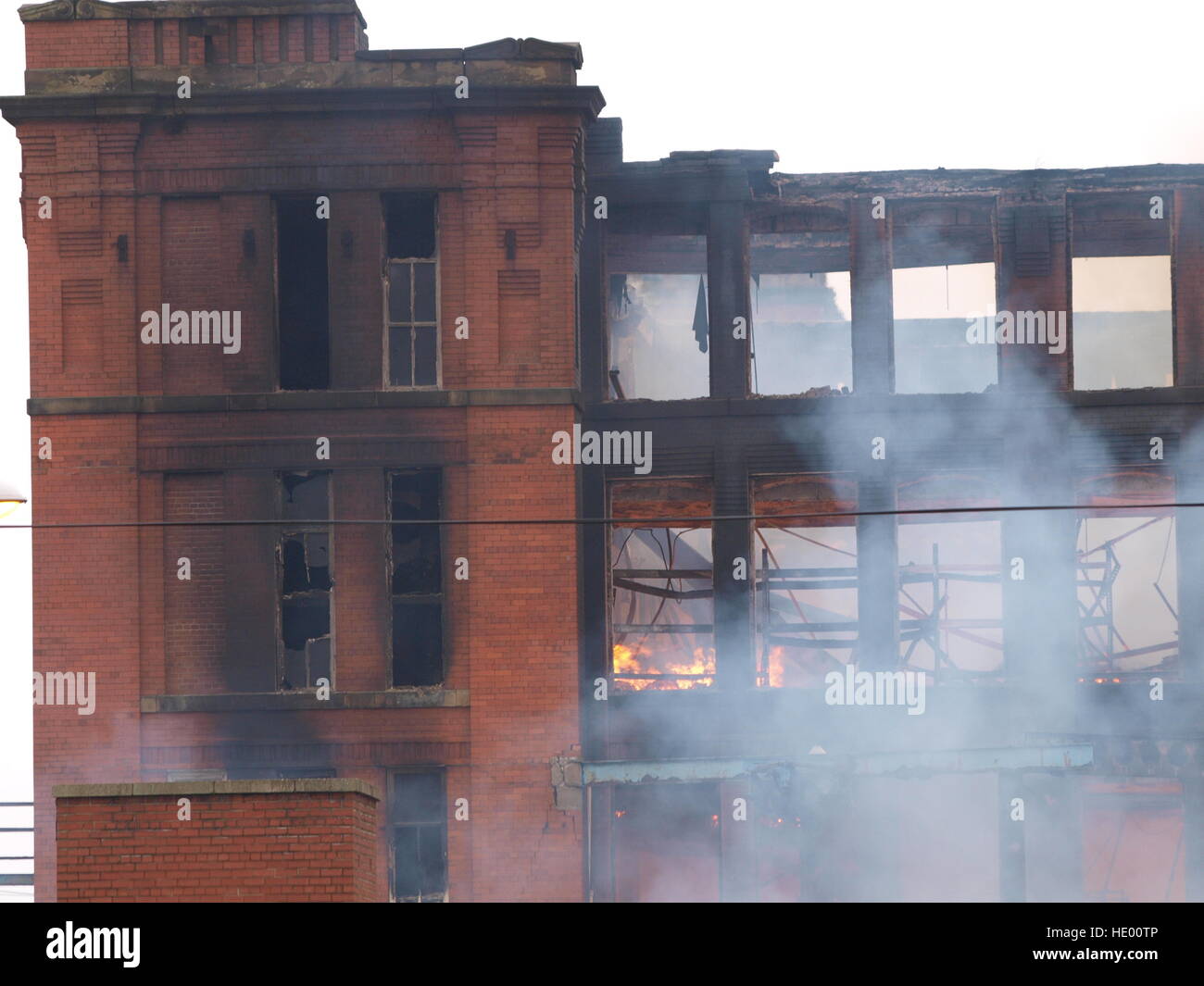 Oldham, Großbritannien. 15. Dezember 2016. Notdienste haben mehr als 100 Unterkünfte in der Nähe evakuiert, nach einem großen Feuer an einem Papier-Mühle-Standort in Greater Manchester brach. Mehr als 70 Feuerwehrleute und 15 Feuerwehrautos aus größeren Manchester Feuer und Rettung Service wird das Feuer auf das Gebäude in Cardwell Straße in Oldham, Nord-östlich von Manchester, am Donnerstagmorgen angegangen. © M Kyle/Alamy Live-Nachrichten Stockfoto