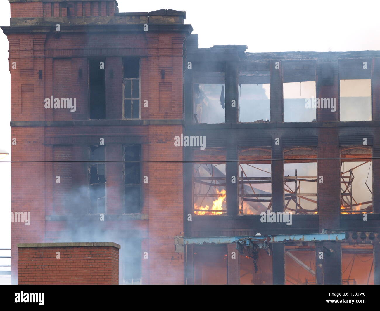 Oldham, Großbritannien. 15. Dezember 2016. Notdienste haben mehr als 100 Unterkünfte in der Nähe evakuiert, nach einem großen Feuer an einem Papier-Mühle-Standort in Greater Manchester brach. Mehr als 70 Feuerwehrleute und 15 Feuerwehrautos aus größeren Manchester Feuer und Rettung Service wird das Feuer auf das Gebäude in Cardwell Straße in Oldham, Nord-östlich von Manchester, am Donnerstagmorgen angegangen. © M Kyle/Alamy Live-Nachrichten Stockfoto