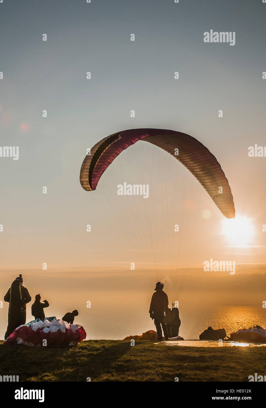 Beachy Head, Eastbourne, East Sussex, Großbritannien. Dez. 2016. Der Südwind sorgt für perfekte Gleitschirmbedingungen an der Südküste. © Stockfoto